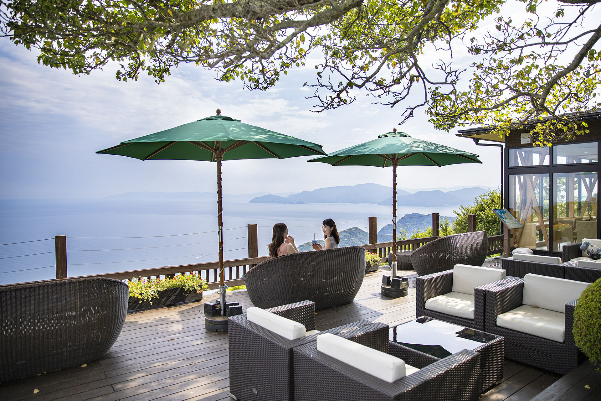 五湖と日本海を望むテラス