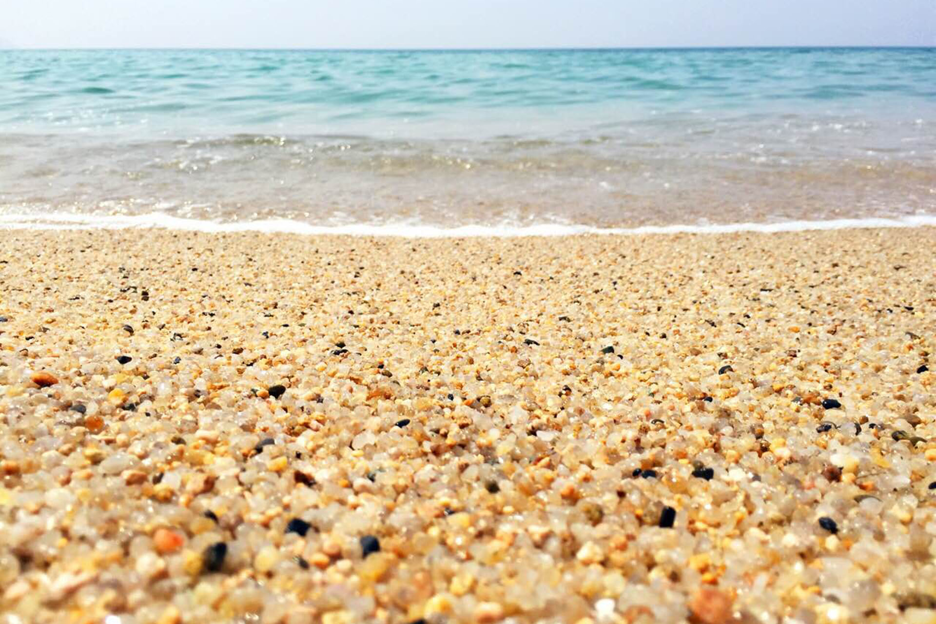 本当の水晶の欠片も？美しい白い砂浜