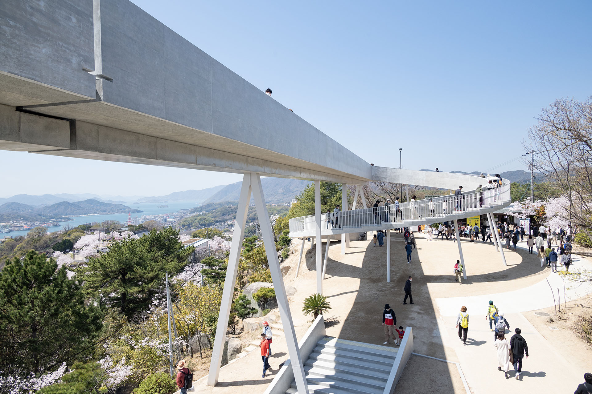 2022年にリニューアル　木々の上に浮かぶ新しい展望台”PEAK