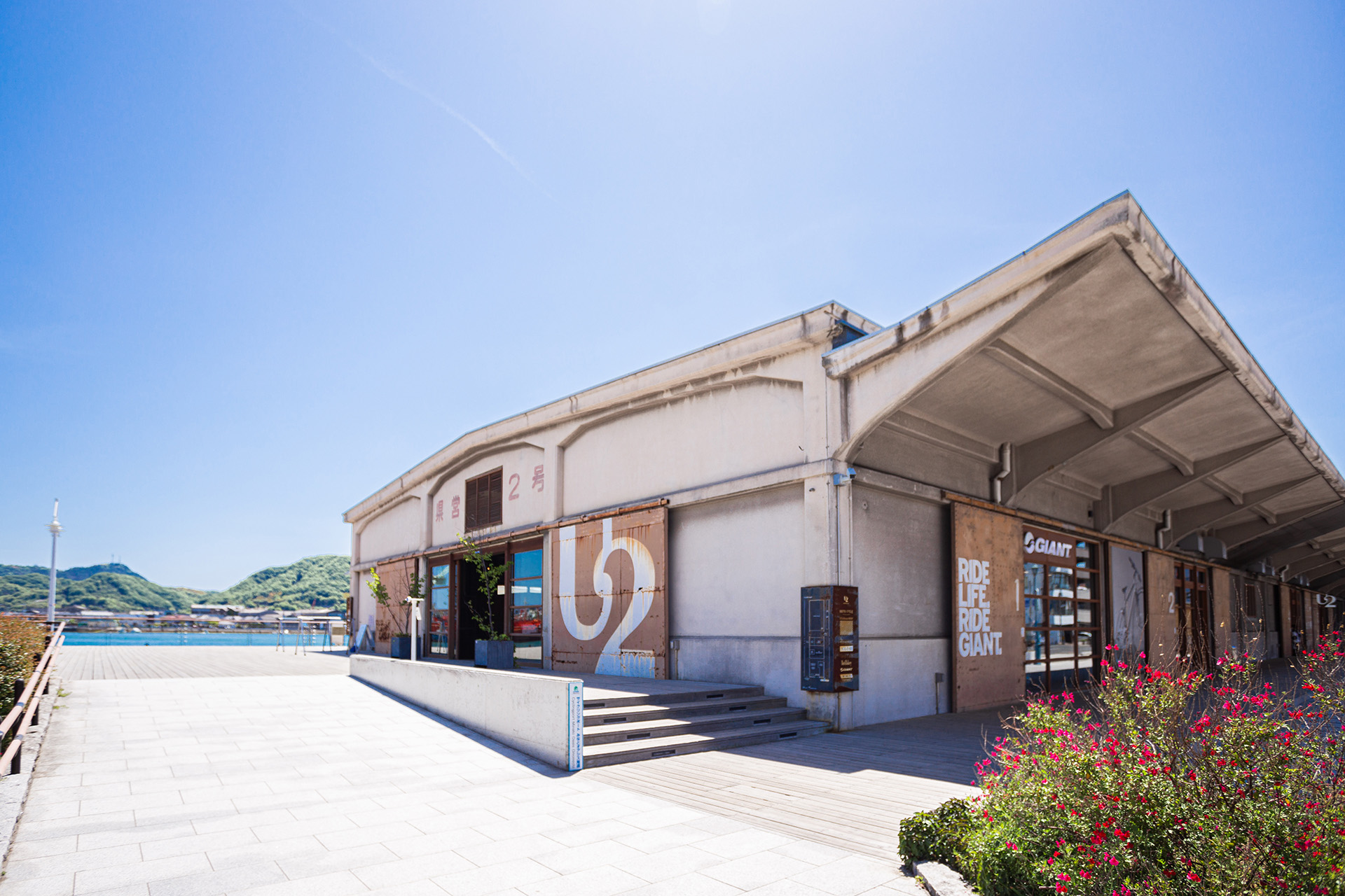 海運倉庫をリノベーション。気取らない心地よさの複合施設。